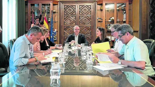 El alcalde, Jorge Azcón, presidió la primera junta de portavoces.