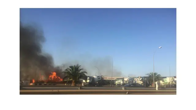 El aparatoso incendio se ha producido a escasos metros de la gasolinera de Villarrapa.