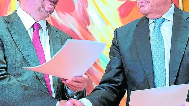 Javier Lambán (PSOE) y Arturo Aliaga (PAR), durante la firma del acuerdo.