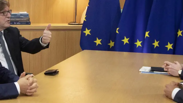 El consejero europeo Donald Tusk se reune con Guy Verhofstadt y Daclan Ciolos en la cumbre europea especial en Bruselas.
