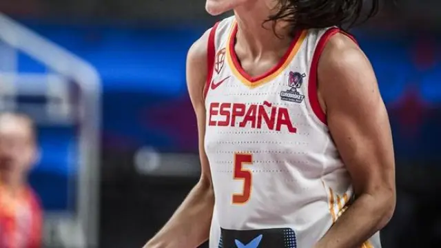 Cristina Ouviña celebra con rabia una canasta en el Eurobasket.
