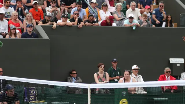 Kyrgios, próximo rival de Nadal, protesta una decisión al juez en Wimbledon.