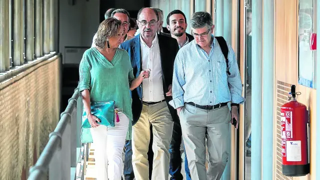 En primera fila, Mayte Pérez, Javier Lambán y Vicente Guillén se dirigen a la primera reunión del grupo socialista en las Cortes.