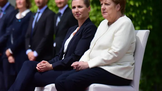 Berlin (Germany), 11/07/2019.- German Chancellor Angela Merkel (R) and Danish Prime Minister Mette Frederiksen (L) during a reception with military honors at the Chancellery in Berlin, Germany, 11 July 2019. German Chancellor Angela Merkel and Danish Prime Minister Mette Frederiksen meet for bilateral talks. (Dinamarca, Alemania) EFE/EPA/CLEMENS BILAN Danish Prime Minister Mette Frederiksen visits Berlin