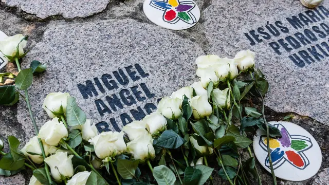 Ofrenda floral en recuerdo de Miguel Ángel Blanco.