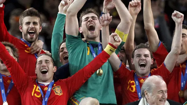 La Selección española alzando el trofeo del Mundial en 2010.
