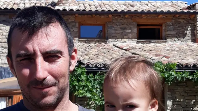 Iñaki Navarro y su hijo Gadiel, en los alrededores de su casa.