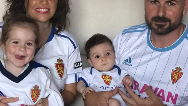 Mónica Lara  y David de Pra junto a su hijas Esla y Vera, abonadas del Real Zaragoza.