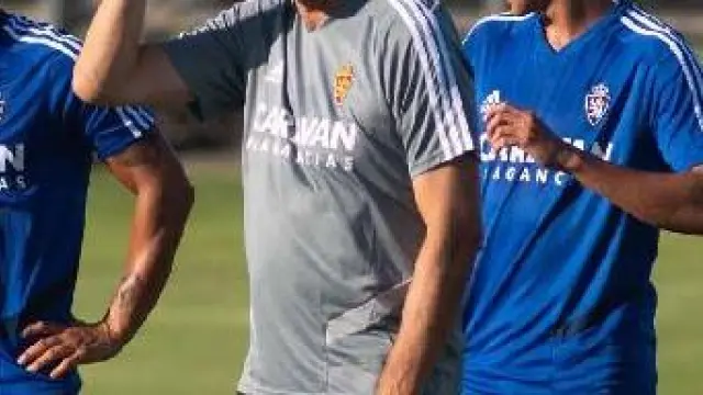 Víctor Fernández, junto a Javi Ros y el filial Baselga, en la Ciudad Deportiva.