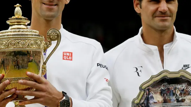 Imagen de archivo de Novak Djokovic y Roger Federer en Wimbledon.