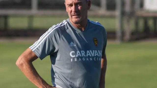 Víctor Fernández, pensativo durante el primer fin de semana de entrenamientos del Real Zaragoza en esta pretemporada de 2019.