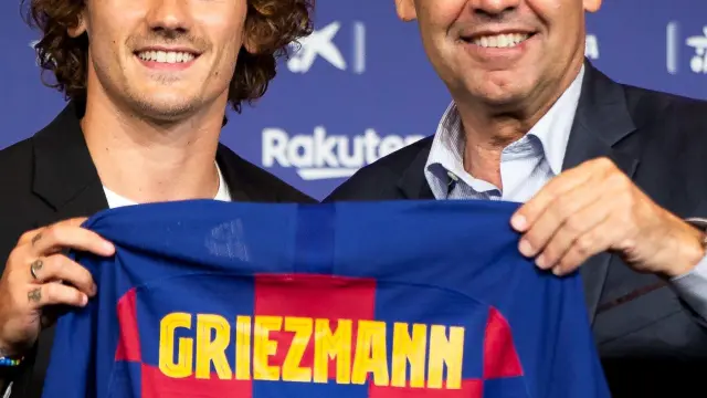 Antoine Griezmann y Josep Maria Bartomeu en la presentación del nuevo jugador del FC Barcelona.