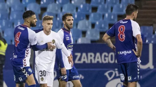 Blanco, con el número 30, en La Romareda el día de su debut con el primer equipo del Valencia, saluda a los jugadores del Ebro tras ganar 1-2 en la ida de la eliminatoria de Copa del Rey que enfrentó a los chés con los aragoneses.