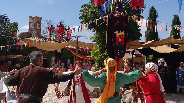 Danzas medievales en la plaza de Anento.