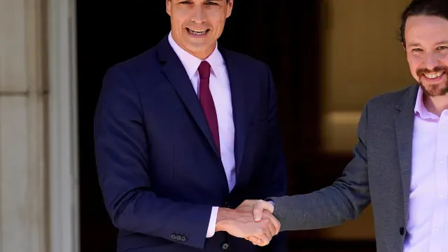 Pedro Sánchez se estrecha la mano con Pablo Iglesias durante su encuentro en La Moncloa.