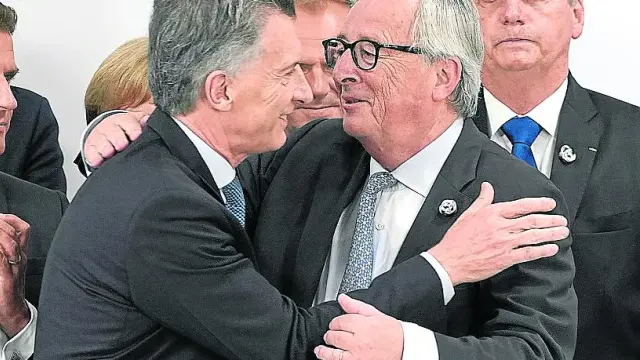 El expresidente de la CE, Jean-Claude Juncker, y el presidente argentino, Mauricio Macri, celebran el acuerdo UE-Mercosur.