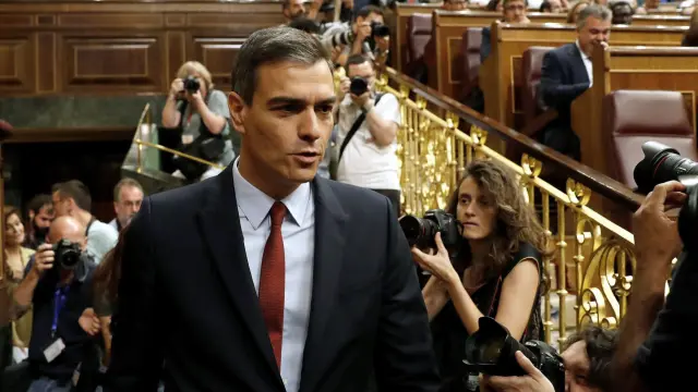 El líder socialista español, Pedro Sánchez (izda), a su llegada al hemiciclo del Congreso