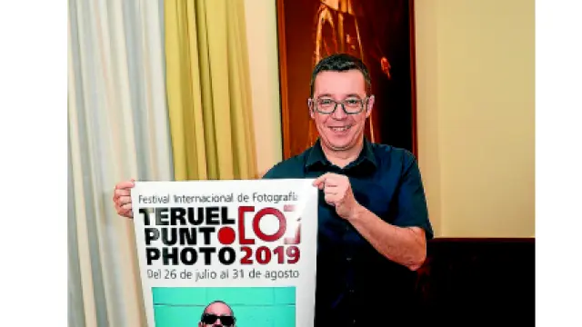 Leo Tena, director del festival, junto al cartel.