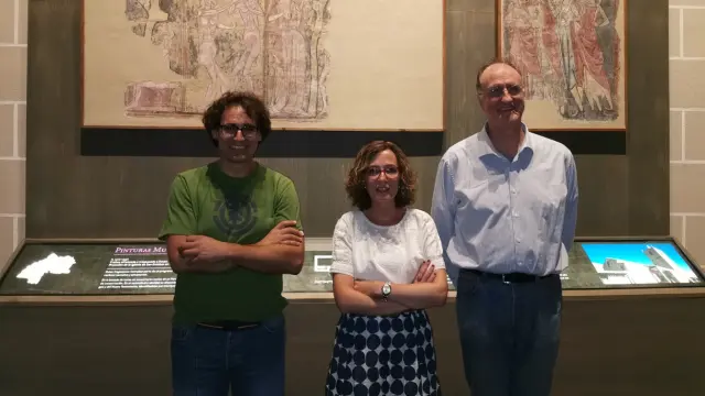 Juan Manuel Bote, Belén Luque y Juan Carlos Moreno delante de los 3 fragmentos de las pinturas de Urriés expuestos en el Museo Diocesano de Jaca.