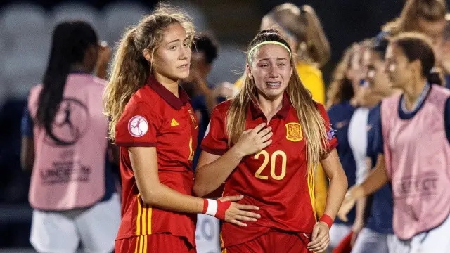 Las jugadoras españolas Laia Aleixandri (i) y Athenea del Castillo tras perder ante Francia
