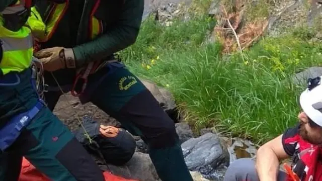 Imágenes de la operación de rescate de un montañero en el ibón de Escalar.