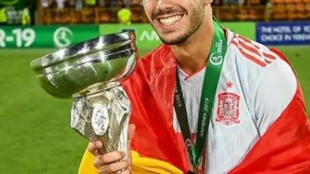 Álvaro Sanz, con la medalla y el trofeo de campeón de Europa sub-19.
