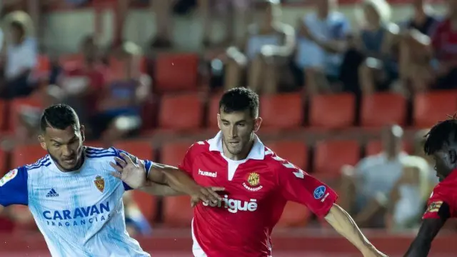 Luis Suárez, en la segunda parte del partido Nástic-Real Zaragoza, presiona la salida desde atrás de Djetei y Albarrán. En una acción parecida marcó el 1-1 con pillería y fe.