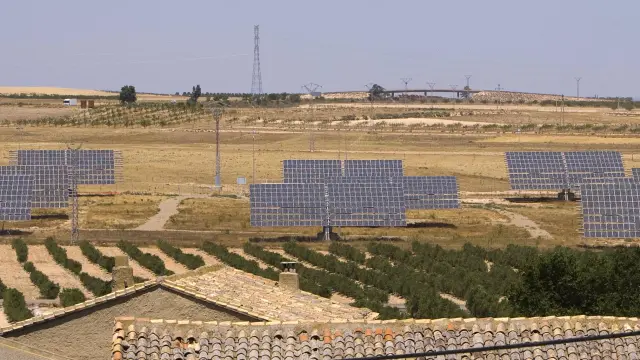 Imagen de archivo de una planta fotovoltaica en los montes aragoneses.