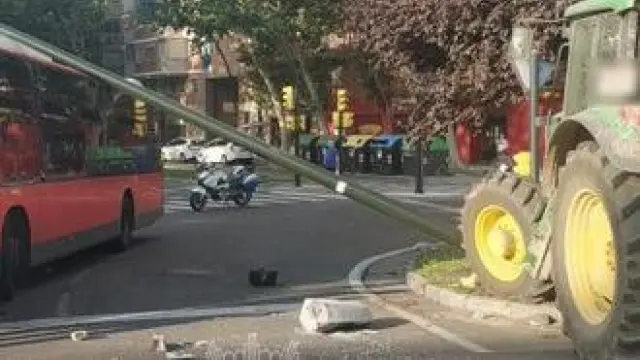 Aparatoso accidente en Zaragoza con un tractor y un autobús implicados.