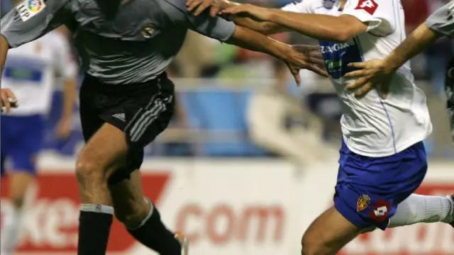 El zaragocista Sergio García intenta superar en el área a los centrales del Real Madrid, Iván Helguera y el inglés Woodgate, en el Trofeo Ciudad de Zaragoza-Memorial Carlos Lapetra de 2005 (2-2 y victoria por penaltis de los aragoneses).