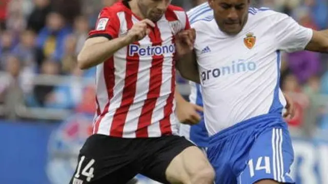 Markel Susaeta, el '14' del Athletic de Bilbao, pugna con el central paraguayo del Real Zaragoza Paulo Da Silva en un partido jugado en La Romareda antes del descenso de los aragoneses a Segunda.