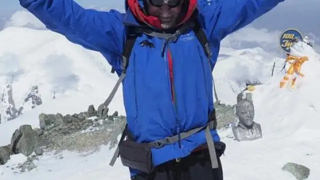 El alpinista español de 80 años Carlos Soria, tras coronar el pico Lenin (Kirguistán)