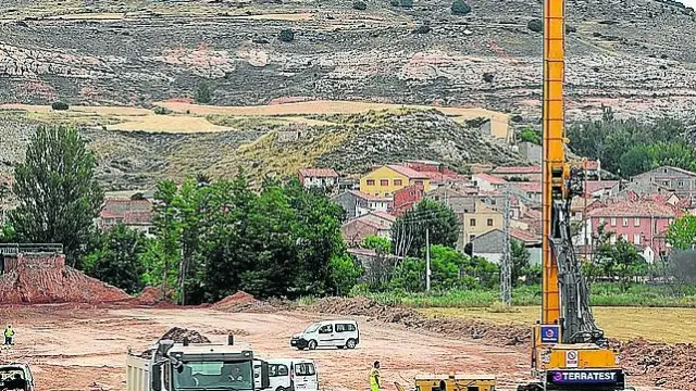 Obras de refuerzo de la estructura ferroviaria en la zona de Navarrete, donde la vía ha sido levantada totalmente.