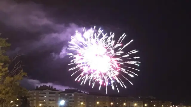 Los fuegos artificiales iluminan la noche de Huesca en plenas Fiestas de San Lorenzo