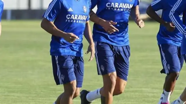 Kagawa, en el centro del grupo, acompañado de su inseparable Grippo en el entrenamiento del Real Zaragoza este lunes por la tarde en la Ciudad Deportiva.