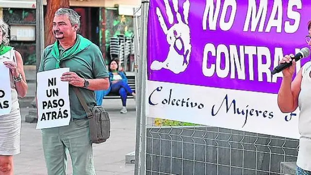 Una gran pancarta presidió la concentración celebrada ayer en la plaza de Navarra.