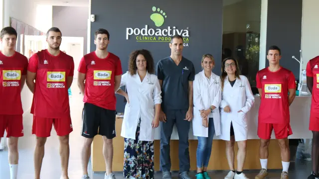 Los fichajes de este verano del Bada Huesca y los canteranos que están participando en la pretemporada visitaron Podoactiva.