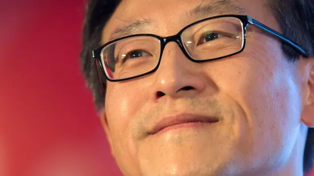 Shenzhen (China).- (FILE) - Joe Tsai, Alibaba group vice chairman, smiles during a press conference ahead of the 2016 Alibaba Group 11.11 Global Shopping Festival in Shenzhen, Guangdong Province, China, 10 November 2016 (reissued 16 August 2019). According to media reports, Alibaba group vice chairman Joe Tsai will purchase the Brooklyn Nets NBA basketball team, and their arena, the Barclays Center, for around 3.5 billion US dollar. (Baloncesto, Nueva York) EFE/EPA/STR Alibaba group vice chairman Joe Tsai to buy New Yrok Nets and Barclays arena
