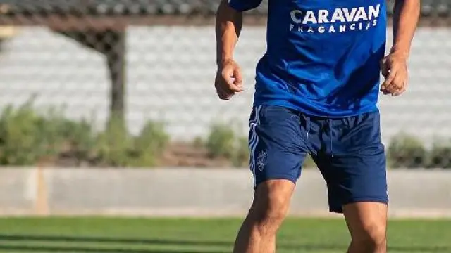 Kagawa, en un ejercicio con balón durante el entrenamiento del Real Zaragoza este viernes, el último antes de recibir al Tenerife.