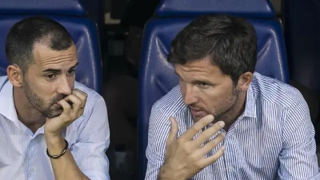 Miguel Linares y Lalo Arantegui, el sábado una hora antes del Real Zaragoza-Tenerife del debut liguero, charlan en el banquillo de La Romareda. El delantero aragonés no estaba convocado por Víctor Fernández.