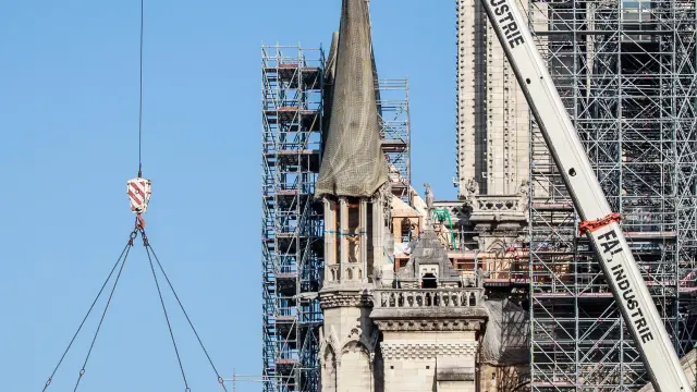 Paris (France), 19/08/2019.- Workers operate on the roof of Notre-Dame Cathedral in Paris, France, 19 August 2019. Restoration works resume after they were suspended for several weeks due to massive anti-lead decontamination around the cathedral. An excessive presence of lead was discovered after the Notre-Dame Cathedral roof fire accident on 15 April 2019. (Incendio, Francia) EFE/EPA/CHRISTOPHE PETIT TESSON Works resume after interruption at the Notre Dame Cathedral in Paris