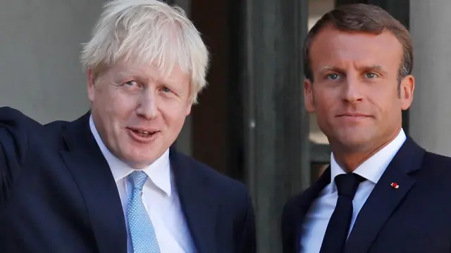 French President Emmanuel Macron and British Prime Minister Boris Johnson leave after a joint statement before a meeting on Brexit at the Elysee Palace in Paris, France, August 22, 2019. REUTERS/Gonzalo Fuentes [[[REUTERS VOCENTO]]] BRITAIN-EU/FRANCE