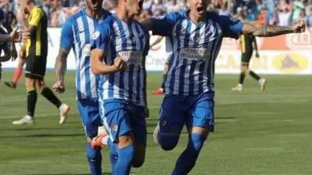 Yuri, en primer término, celebra uno de los dos goles que le marcó al Real Zaragoza en Ponferrada en marzo de 2014, en un 4-2 en la primera temporada en Segunda de los aragoneses tras el descenso.