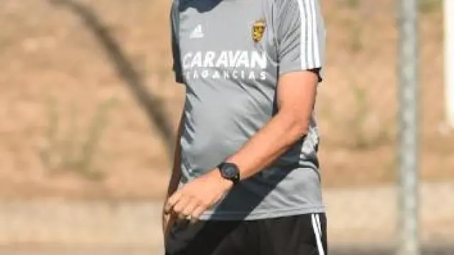 Víctor Fernández, pensativo, al inicio del entrenamiento del Real Zaragoza este viernes en la Ciudad Deportiva.
