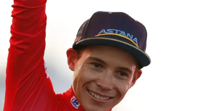 El ciclista colombiano del Astana, Miguel Ángel López, tras recibir el maillot rojo como primer líder de la Vuelta a España después de que su equipo se impusiese en la contrarreloj celebrada en la localidad alicantina de Torrevieja.