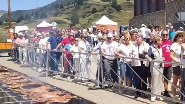 Los visitantes han guardado fila pacientemente para degustar el Ternasco de Aragón asado al espeto.