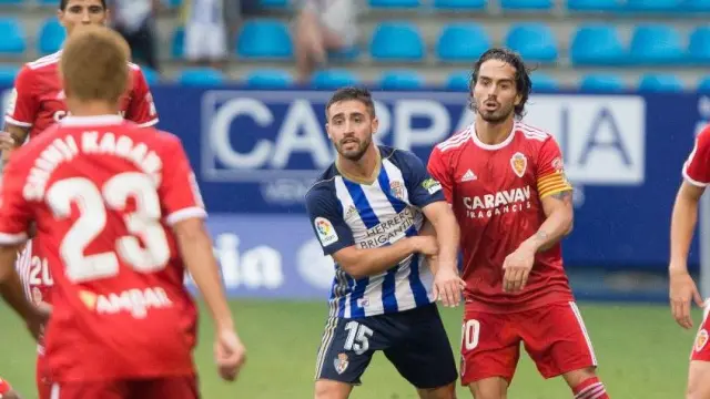 Nieto, a la derecha de la imagen; Javi Ros; detrás, Grippo; Igbekeme y Kagawa (de espaldas), rodean a Nacho Gil en un lance del Ponferradina-Real Zaragoza de este domingo.