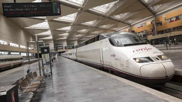 Un tren AVE en la estación de Zaragoza.