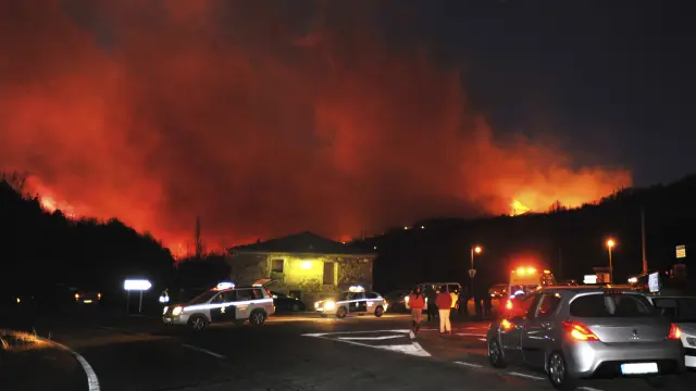 Los incendios son las emergencias más habituales en Aragón. En la imagen, el que en febrero de 2012 obligó a desalojar cinco poblaciones en el valle de Castanesa.