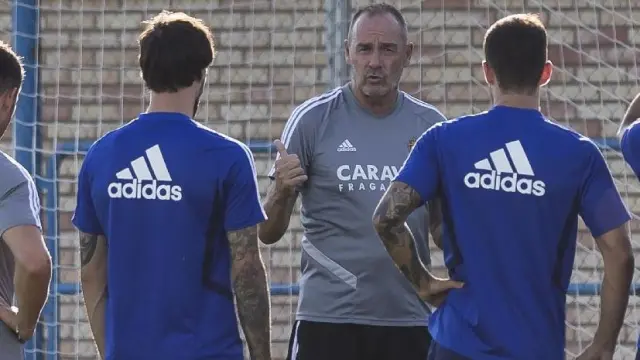 Víctor Fernández, con su cuadro técnico, da instrucciones al equipo antes del entrenamiento del jueves, el último antes de recibir al Elche.